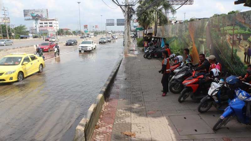ปทุมธานี ปชช.น้ำท่วมขังถนนนาน 2 เดือนกลัวเกิดอุบัติเหตุไร้หน่วยงานแก้ไข!!
