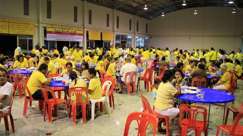 ชาวปราจีนฯ สวมเสื้อเหลืองกินเจ และร่วมเดินธูปขอพรถวายเป็นพระราชกุศล ในหลวงร.9