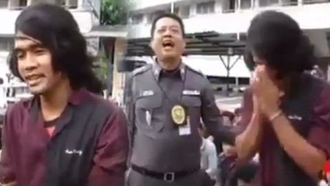 แชร์ระเบิด ระเบ้อ!! เมื่อคุณตำรวจ สั่ง "หนุ่มพม่า" ร้องเพลงชาติไทย สุดท้ายเจ้าตัว รีบยกมือไหว้ เขินสุดชีวิต!! (มีคลิป)