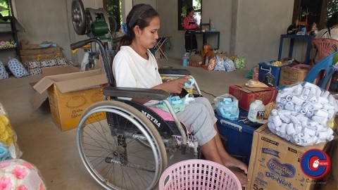 "หญิงพิการโคราช" ป่วยโรคพุ่มพวง สู้ชีวิต ทำดอกไม้จันทน์ขาย จนซื้อรถ ซื้อบ้านได้