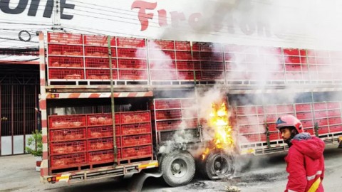รถบรรทุกเบรกติดไฟไหม้ล้อพ่วง "ย่างสดไก่ฟาร์มดังกว่า 200 ตัว"